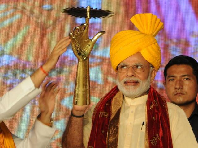 Prime Minister Narendra Modi visited the Ram Leela ground in Aishbagh on the occasion of Dussehra on Tuesday. (Ashok Dutta/HT Photo) Prime Minister Narendra Modi visited the Ram Leela ground in Aishbagh on the occasion of Dussehra on Tuesday. (Ashok Dutta/HT Photo)