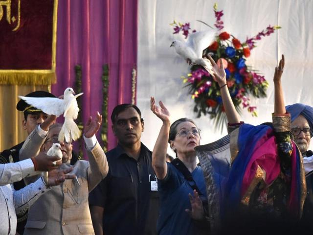 President Pranab Mukherjee, former Prime Minister Dr Manmohan Singh and Congress chief Sonia Gandhi releasing pigeons at Shri Dharmic Leela Committee on the occasion of Dussehra in Delhi on Tuesday. (Ajay Aggarwal/HT Photo) President Pranab Mukherjee, former Prime Minister Dr Manmohan Singh and Congress chief Sonia Gandhi releasing pigeons at Shri Dharmic Leela Committee on the occasion of Dussehra in Delhi on Tuesday. (Ajay Aggarwal/HT Photo)