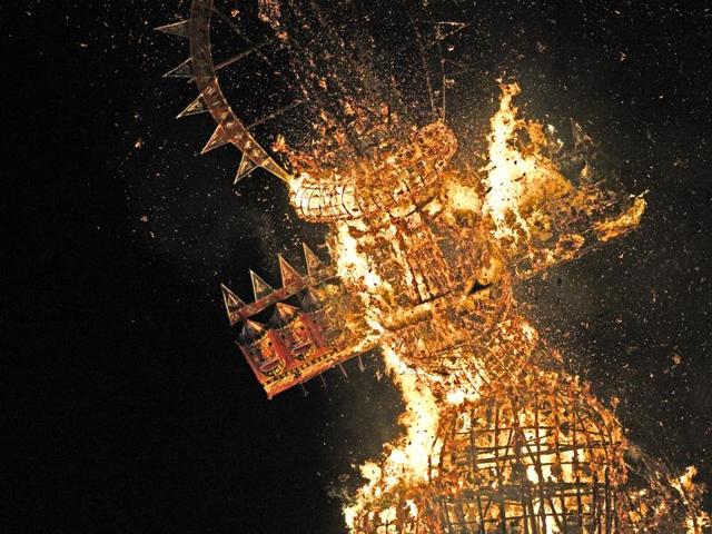 An effigy of Ravana goes up in flames at Girgaum chowpatty in Mumbai on Tuesday. (Pratik Chorge/HT Photo) An effigy of Ravana goes up in flames at Girgaum chowpatty in Mumbai on Tuesday. (Pratik Chorge/HT Photo)