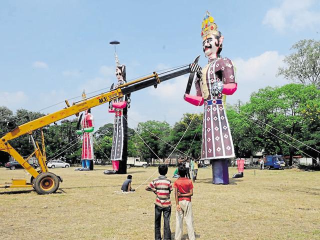 A Ravan’s effigy being installed at Bhopal’s Bittan market ground on Monday. (Mujeeb Faruqui/HT photo) A Ravan’s effigy being installed at Bhopal’s Bittan market ground on Monday. (Mujeeb Faruqui/HT photo)