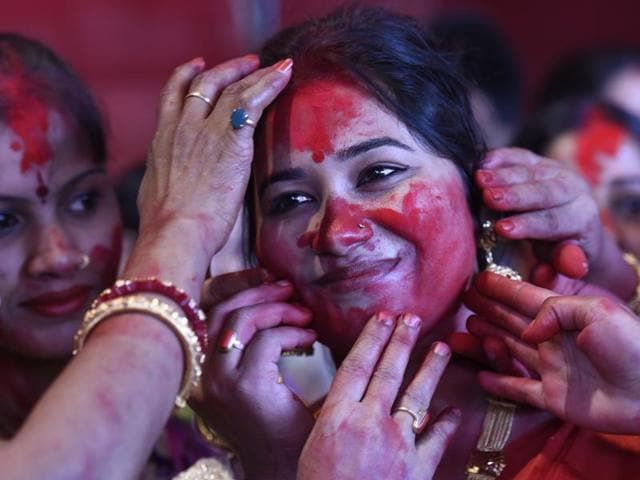 Women celebrate Sindoor Khela on Vijayadashami at Aaram Bagh in New Delhi. (Arvind Yadav/HT PHOTO)