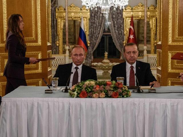 Russian Energy Minister Alexander Novak (L) and his Turkish counterpart Berat Albayrak (R) sign an agreement, flanked by Russian President Vladimir Putin (2nd L) and Turkish President Recep Tayyip Erdogan, before a press conferance in Istanbul. (AFP) Russian Energy Minister Alexander Novak (L) and his Turkish counterpart Berat Albayrak (R) sign an agreement, flanked by Russian President Vladimir Putin (2nd L) and Turkish President Recep Tayyip Erdogan, before a press conferance in Istanbul. (AFP)