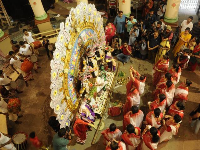 Members of Jorasanko Daw family in front of Durga idol in Kolkata. (Samir Jana/HT PHOTO)