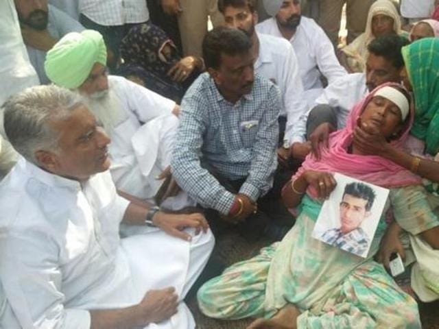 MLA Sunil Jakhar of the Congress meets victim’s family(HT Photo)