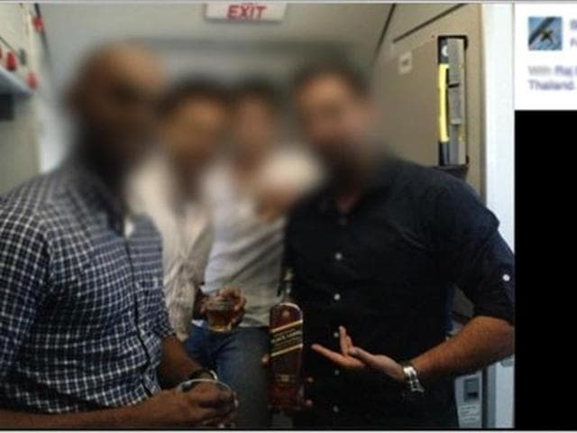 An anonymous complainant had sent this picture to the aviation regulator.(Credit: Facebook) An anonymous complainant had sent this picture to the aviation regulator.(Credit: Facebook)