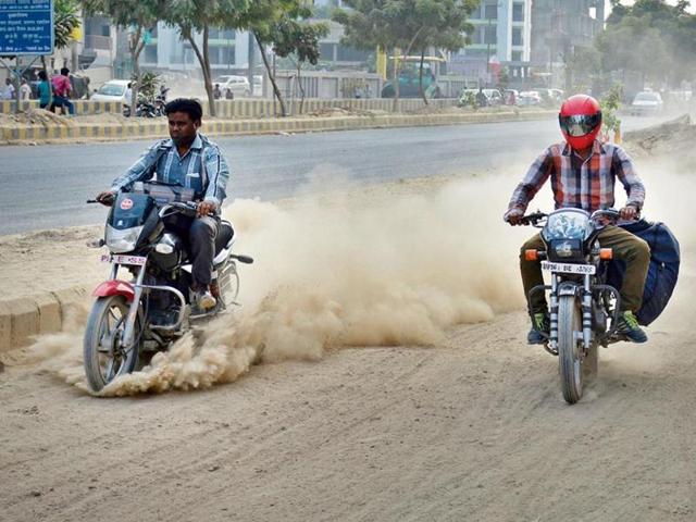 For over a decade, the cycle of construction and growth has given the cities of Ghaziabad, Noida and Gurgaon an ever-rising skyline and a persistent blanket of dust.(Sakib Ali /Hindustan Times)