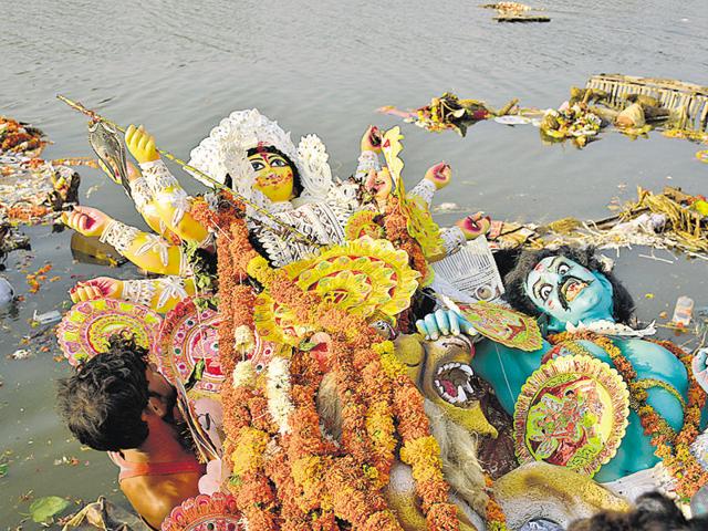 Ghaziabad district officials had got ponds dug up near river Hindon and at Upper Ganga Canal for idol immersion. (Sakib Ali/HT Photo) Ghaziabad district officials had got ponds dug up near river Hindon and at Upper Ganga Canal for idol immersion. (Sakib Ali/HT Photo)