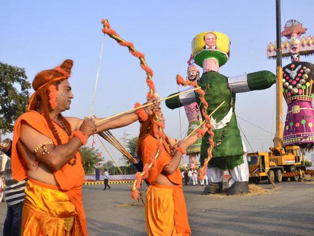 The effigy of Pakistan was also burnt along with effigies of Ravana, Meghnad and Kumbhakarna in Amritsar on Tuesday.(Sameer Sehgal/HT Photo)