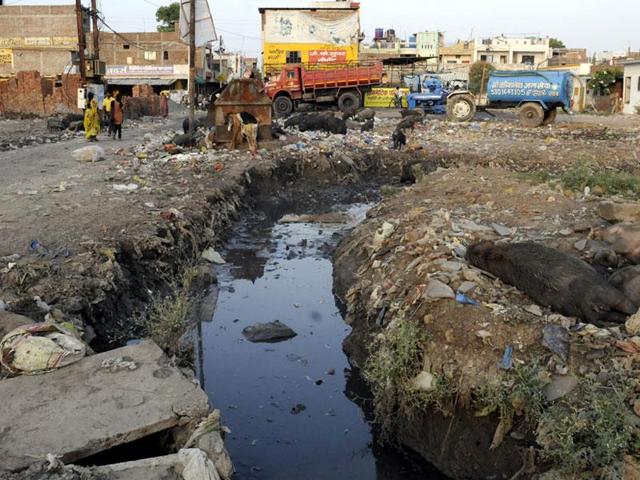 Fifty-two of Delhi’s 675 slums were identified by the Delhi government for development with focus on sanitation. August 30 was the deadline.(Sonu Mehta/HT Photo) Fifty-two of Delhi’s 675 slums were identified by the Delhi government for development with focus on sanitation. August 30 was the deadline.(Sonu Mehta/HT Photo)