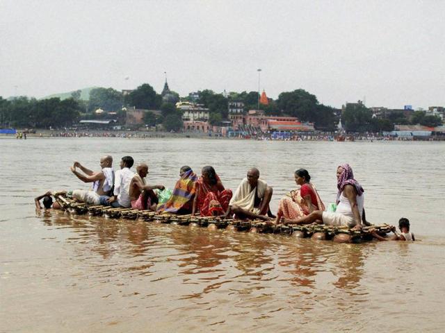 Photo shows Hindu devotees cross Falgu river to perform Pind Daan rituals during Pitra Paksha in Bodhgaya, Gaya.(PTI/Representative image) Photo shows Hindu devotees cross Falgu river to perform Pind Daan rituals during Pitra Paksha in Bodhgaya, Gaya.(PTI/Representative image)