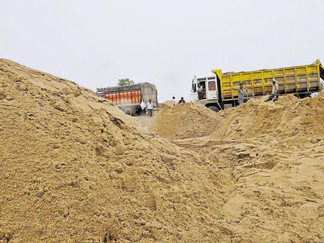 Two policemen were killed and many officials injured in attacks by the sand mining mafia in Morena in the last decade. (HT File photo) Two policemen were killed and many officials injured in attacks by the sand mining mafia in Morena in the last decade. (HT File photo)