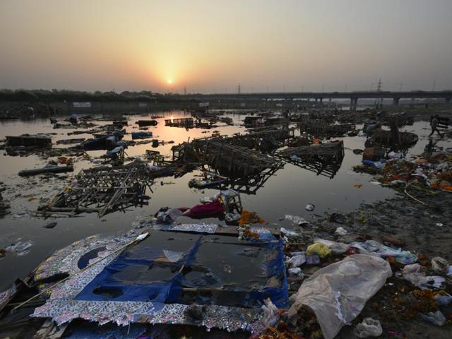 Hundreds of Durga idols were immersed at around seven Yamuna ghats across the national capital. (Ravi Choudhary/HT Photo)