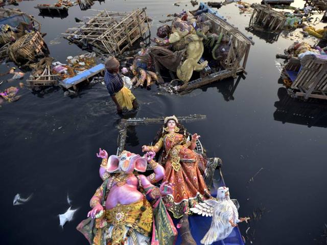 The Delhi Pollution Control Committee (DPCC) will analyse the impact of the immersions on Yamuna’s toxic and foamy water by resorting to pre- and post-water quality check. (Ravi Choudhary/HT Photo)