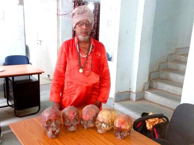 Five human skulls, Rs 18,000 cash and fake cash memos were recovered from Gond’s house. (HT Photo) Five human skulls, Rs 18,000 cash and fake cash memos were recovered from Gond’s house. (HT Photo)