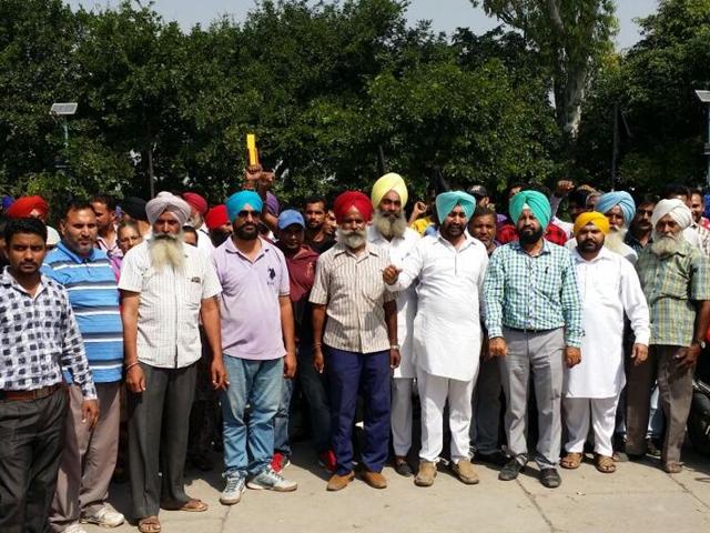 Aam Aadmi Party (AAP) workers of Banga constituency protesting against party ticket to Harjot Kaur in Banga on Wednesday. (HT Photo) Aam Aadmi Party (AAP) workers of Banga constituency protesting against party ticket to Harjot Kaur in Banga on Wednesday. (HT Photo)