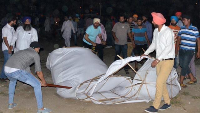 Youth Akali Dal workers damaged an effigy of Ravana, prepared by the Congress, in Ludhiana on Monday night. (HT File Photo) Youth Akali Dal workers damaged an effigy of Ravana, prepared by the Congress, in Ludhiana on Monday night. (HT File Photo)