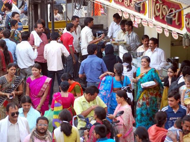 In places like Chappan Dukan, the rental was close to Rs 70,000-80,000 for a 3,000-4,000 square feet outlet.(HT file photo)