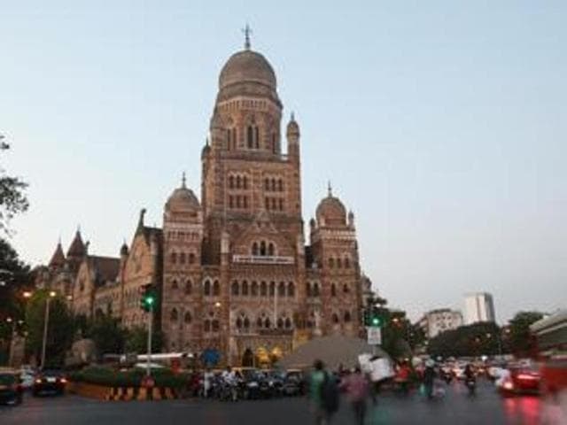 According to BMC Environment Status report of 2015-16, the city generates 30.96 lakh tonnes of trash annually. Of this, the civic body had a target of recycling 24.76 lakh tons in the past year (HT File Photo) According to BMC Environment Status report of 2015-16, the city generates 30.96 lakh tonnes of trash annually. Of this, the civic body had a target of recycling 24.76 lakh tons in the past year (HT File Photo)