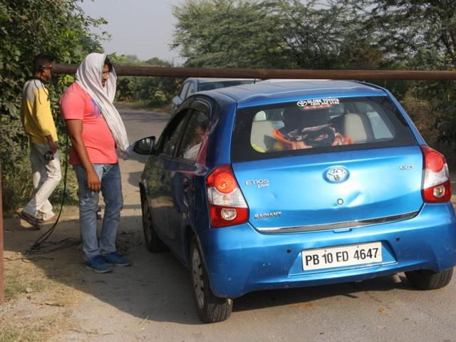 Men deployed by the Makdoli toll plaza on the Gohana road laying a barricade on an alternative route in Rohtak.(Manoj Dhaka/HT Photo) Men deployed by the Makdoli toll plaza on the Gohana road laying a barricade on an alternative route in Rohtak.(Manoj Dhaka/HT Photo)