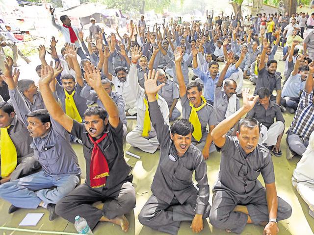 Delhi’s auto and taxi unions on Thursday staged a protest against at Jantar Mantar against the government’s alleged inaction against app-based cab companies.(Sonu Mehta/Hindustan Times) Delhi’s auto and taxi unions on Thursday staged a protest against at Jantar Mantar against the government’s alleged inaction against app-based cab companies.(Sonu Mehta/Hindustan Times)