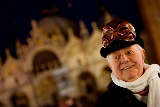 Dario Fo, Italy's Nobel laureate playwright, smiles as he poses with a mask in front of St Mark basilic during the Venetian Carnival in Venice February 13, 2009. (REUTERS) Dario Fo, Italy's Nobel laureate playwright, smiles as he poses with a mask in front of St Mark basilic during the Venetian Carnival in Venice February 13, 2009. (REUTERS)