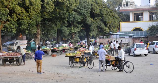 Illegal vendors in Sector 37 residential area. (Ravi Kumar/HT Photo) Illegal vendors in Sector 37 residential area. (Ravi Kumar/HT Photo)