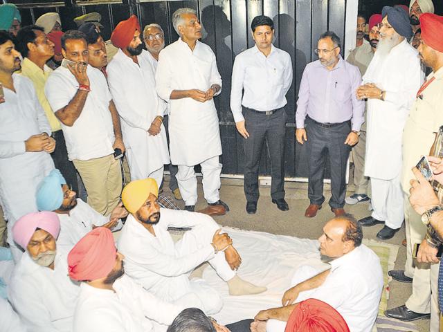 Punjab chief minister Prakash Singh Badal trying to convince Congress leaders to end their protest outside his residence in Chandigarh on Thursday. (Sanjeev Sharma/HT Photo) Punjab chief minister Prakash Singh Badal trying to convince Congress leaders to end their protest outside his residence in Chandigarh on Thursday. (Sanjeev Sharma/HT Photo)