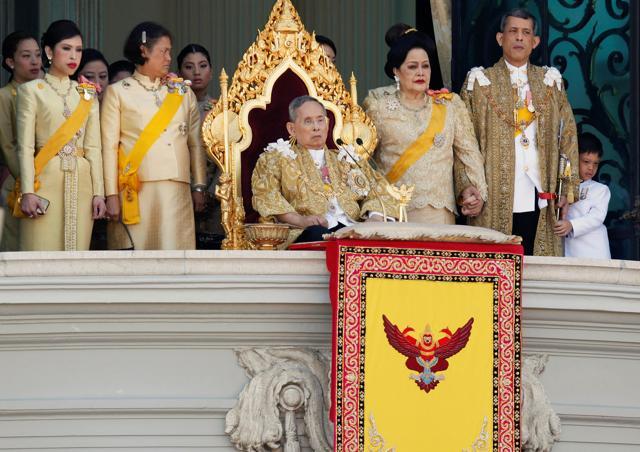 King Bhumibol Adulyadej accompanied by Queen Sirikit (3rd R), crown prince Maha Vajiralongkorn (2nd R), Princess Maha Chakri Sirindhorn (2nd L), Princess Chulabhorn (L) and other members of the royal family as he delivers his birthday speech from the balcony of the Grand Palace in Bangkok. (Reuters)