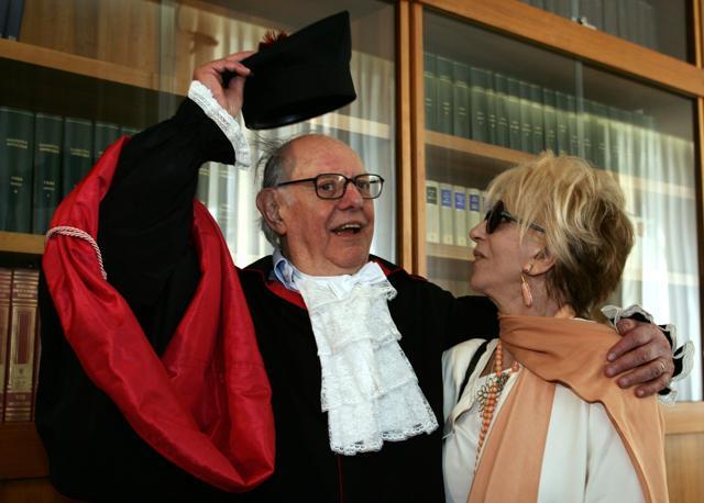 This file photo taken in May, 2006 shows Italian playwrite and 1997 Nobel literature laureate, Dario Fo, posing with his wife Franca Rame before receiving the Doctor Honoris Causa title in Rome. (AFP) This file photo taken in May, 2006 shows Italian playwrite and 1997 Nobel literature laureate, Dario Fo, posing with his wife Franca Rame before receiving the Doctor Honoris Causa title in Rome. (AFP)