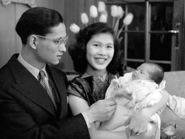 (FILES) This file picture released in April 1951 shows Thai King Bhumibol Adulyadej and Queen Sirikit posing with their first child Princess Ubol Ratana. Thailand's King Bhumibol Adulyadej has died after a long illness, the palace announced on October 13, 2016, ending a remarkable seven-decade reign and leaving a divided people bereft of a towering and rare figure of unity. / AFP PHOTO / STR (AFP)