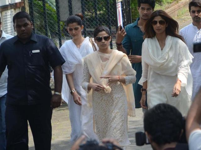 The funeral took place at Pawan Hans in Vile Parle, Mumbai. (IANS Photo) The funeral took place at Pawan Hans in Vile Parle, Mumbai. (IANS Photo)