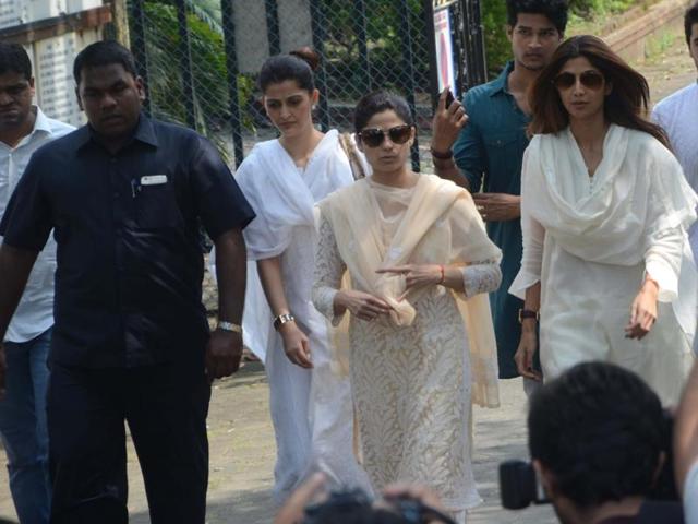 Shamita Shetty and Shilpa Shetty during the funeral of her father Surendra Shetty in Mumbai. (IANS Photo) Shamita Shetty and Shilpa Shetty during the funeral of her father Surendra Shetty in Mumbai. (IANS Photo)