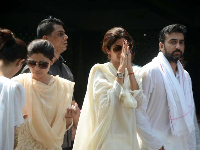 Shamita Shetty, Shilpa Shetty with Raj Kundra during the funeral of Surendra Shetty in Mumbai. (IANS Photo) Shamita Shetty, Shilpa Shetty with Raj Kundra during the funeral of Surendra Shetty in Mumbai. (IANS Photo)