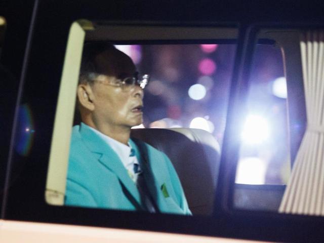 Thailand's King Bhumibol Adulyadej arrives in a van at Siriraj hospital in Bangkok in this August 6, 2014 file photo. (REUTERS)
