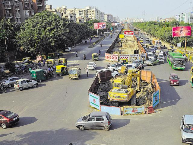 Work is being done on the central verge of Road No 6, from Sector 62 and Sector 71 via Fortis, Mamura and sector 60-61. (Burhaan Kinu/HT Photo) Work is being done on the central verge of Road No 6, from Sector 62 and Sector 71 via Fortis, Mamura and sector 60-61. (Burhaan Kinu/HT Photo)