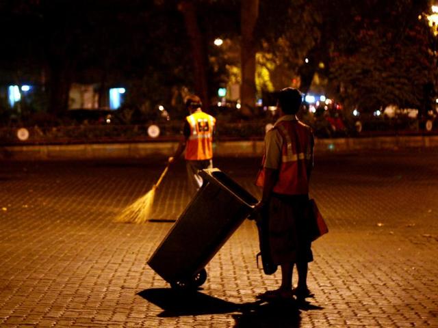 Sanitation workers are being hired to conduct ‘night sweeping’ in prominent markets during the festival season. (Rajendra Gawankar / HT FILE) Sanitation workers are being hired to conduct ‘night sweeping’ in prominent markets during the festival season. (Rajendra Gawankar / HT FILE)