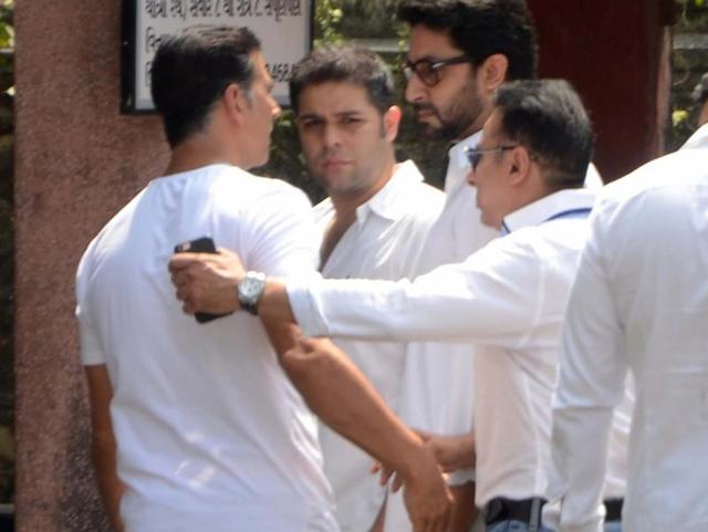 In Pics Actors Pay Homage To Shilpa Shetty S Father At Funeral Hindustan Times Every day, surendra shetty and thousands of other voices read, write, and share important stories on medium. in pics actors pay homage to shilpa