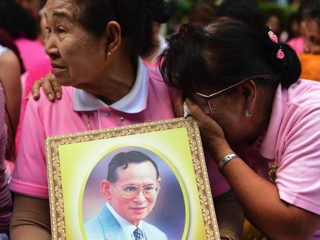 Supporters of King Bhumibol cry during a vigil outside a Bangkok hospital on October 13, 2016, as their ailing King Bhumibol breathed his last on Thursday. He was the world’s longest monarch in rule. (AFP)