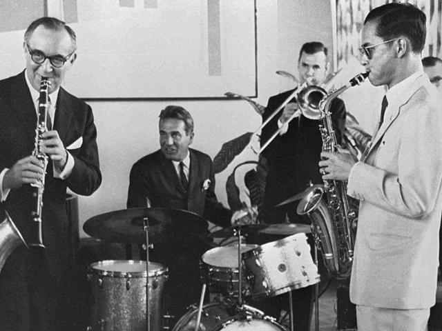In this July 5, 1960, file photo, Bhumibol Adulyadej, right, plays the saxophone during a jam session with legendary jazz clarinetist Benny Goodman, left, drummer Gene Krupa, second left, and trombonist Urbie Green in New York. (AP)