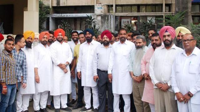 Congress MP Ravneet Singh Bittu protesting along with party workers outside the police commissioner’s office in Ludhiana on Wednesday. (HT File Photo) Congress MP Ravneet Singh Bittu protesting along with party workers outside the police commissioner’s office in Ludhiana on Wednesday. (HT File Photo)