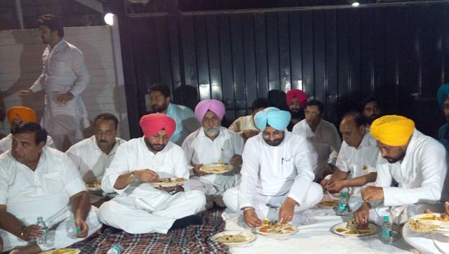Congress leaders having protest outside CM’s residence in Chandigarh on Thursday night. (HT Photo) Congress leaders having protest outside CM’s residence in Chandigarh on Thursday night. (HT Photo)