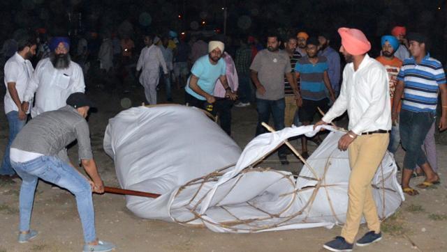 Youth Akali Dal workers damaging an effigy of Ravana, prepared by the Congress, in Ludhiana on Monday night. (HT File Photo) Youth Akali Dal workers damaging an effigy of Ravana, prepared by the Congress, in Ludhiana on Monday night. (HT File Photo)