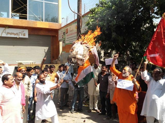 Protesters burn an effigy of Swami Balendu in Vrindavan on Friday. (HT Photo) Protesters burn an effigy of Swami Balendu in Vrindavan on Friday. (HT Photo)