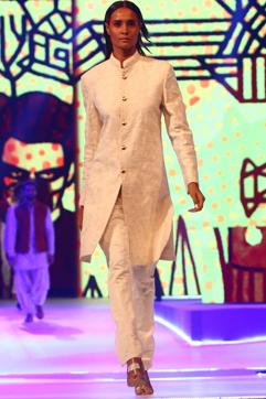 A model in a unisex garment