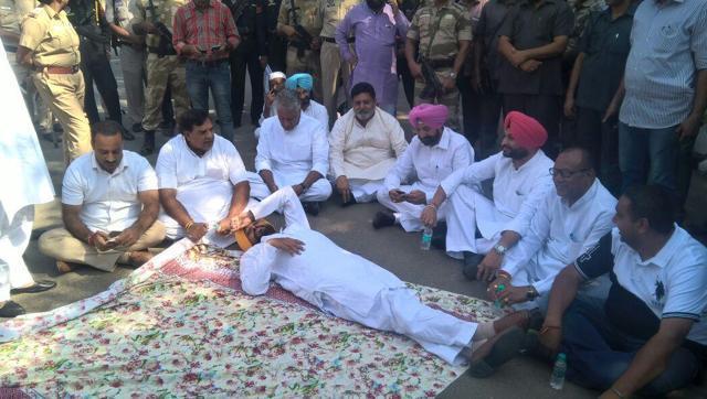 Ludhiana member of Parliament Ravneet Singh Bittu and other Congress leaders protesting outside CM’s residence in Chandigarh on Thursday. (HT Photo) Ludhiana member of Parliament Ravneet Singh Bittu and other Congress leaders protesting outside CM’s residence in Chandigarh on Thursday. (HT Photo)