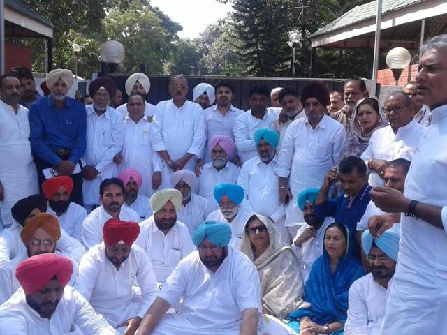 Senior Congress leader Sunil Jakhar talking while Punjab Congress chief Captain Amarinder joins the protesters outside chief minister Parkash Singh Badal’s residence. (Sanjeev Sharma/HT Photo) Senior Congress leader Sunil Jakhar talking while Punjab Congress chief Captain Amarinder joins the protesters outside chief minister Parkash Singh Badal’s residence. (Sanjeev Sharma/HT Photo)