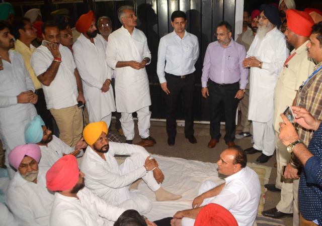 Punjab chief minister Prakash Singh Badal trying to convince Congress leaders to end their protest outside his residence in Chandigarh on Thursday. (Sanjeev Sharma/HT Photo) Punjab chief minister Prakash Singh Badal trying to convince Congress leaders to end their protest outside his residence in Chandigarh on Thursday. (Sanjeev Sharma/HT Photo)