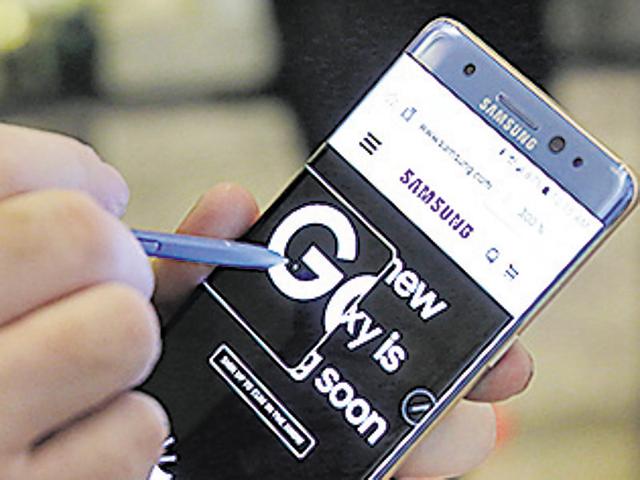 Electronics said on Thursday it has expanded its recall of Galaxy Note7 smartphones in the US to include all replacement devices the company offered as a presumed safe alternative after the original Note7s were found prone to catch fire. (AP) Electronics said on Thursday it has expanded its recall of Galaxy Note7 smartphones in the US to include all replacement devices the company offered as a presumed safe alternative after the original Note7s were found prone to catch fire. (AP)