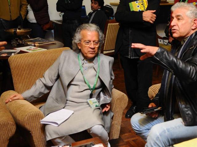 Dalip Tahil engrossed in a conversation at Khushwant Singh Litefest 2016, Kasauli, Himachal Pradesh on Friday. (Anil Dayal/HT)