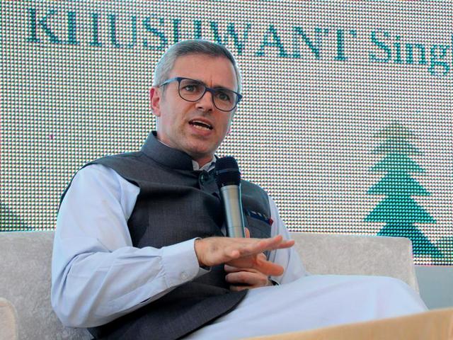Former Jammu and Kashmir chief minister Omar Abdullah addressing the gathering at Khushwant Singh Litefest 2016 at Kasauli, Himachal Pradesh on Friday. (Anil Dayal/HT)